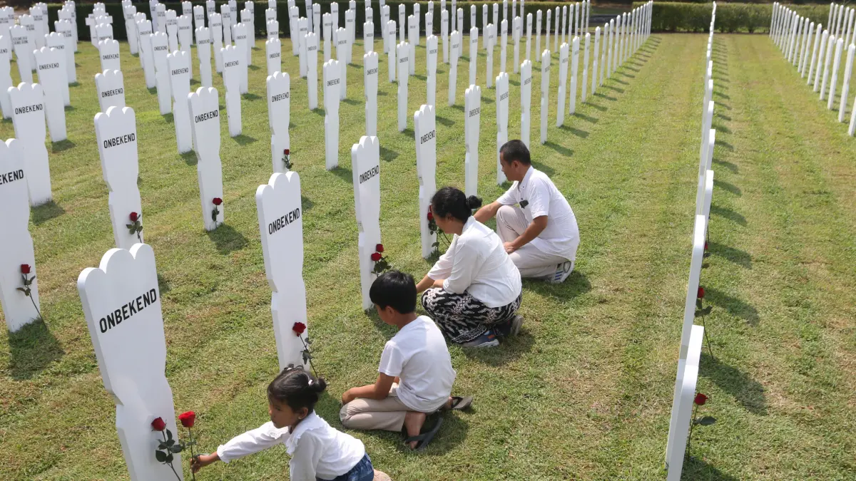 Warga meletakkan bunga mawar di makam saat prosesi peringatan berakhirnya Perang Dunia II wilayah Asia di Ereveld Kalibanteng, Semarang, Jawa Tengah, Sabtu (15/8/2026).