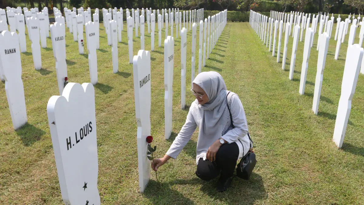 Warga meletakkan bunga mawar di makam saat prosesi peringatan berakhirnya Perang Dunia II wilayah Asia di Ereveld Kalibanteng, Semarang, Jawa Tengah, Sabtu (15/8/2026).