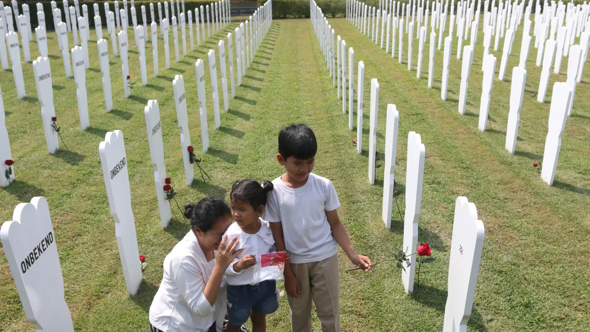 Warga meletakkan bunga mawar di makam saat prosesi peringatan berakhirnya Perang Dunia II wilayah Asia di Ereveld Kalibanteng, Semarang, Jawa Tengah, Sabtu (15/8/2026).