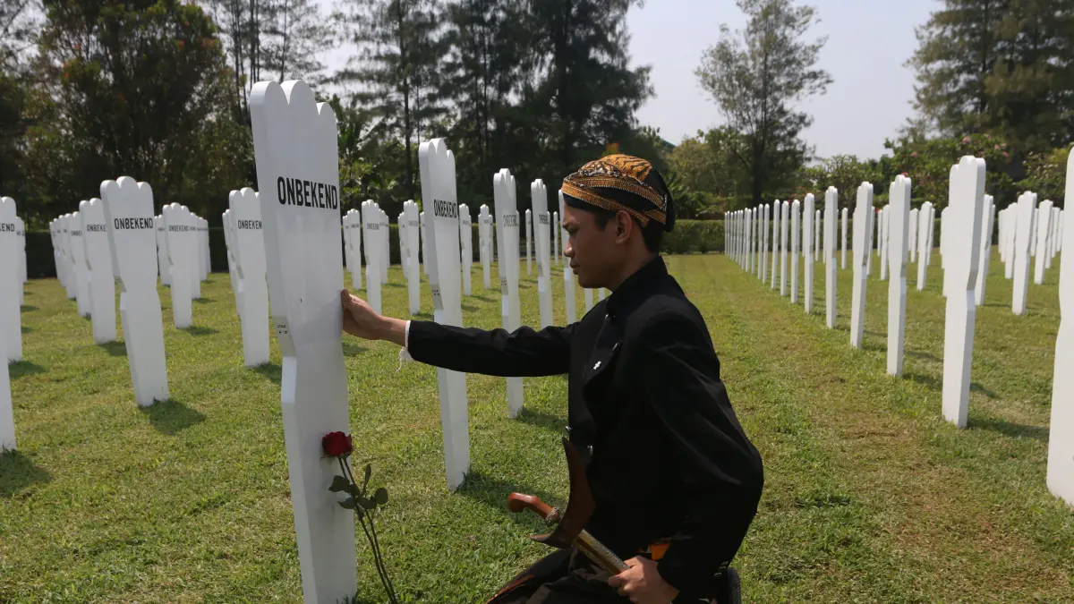 Warga meletakkan bunga mawar di makam saat prosesi peringatan berakhirnya Perang Dunia II wilayah Asia di Ereveld Kalibanteng, Semarang, Jawa Tengah, Sabtu (15/8/2026)