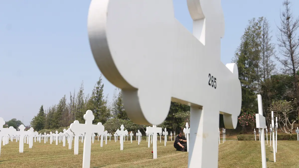 Warga meletakkan bunga mawar di makam saat prosesi peringatan berakhirnya Perang Dunia II wilayah Asia di Ereveld Kalibanteng, Semarang, Jawa Tengah, Sabtu (15/8/2026).
