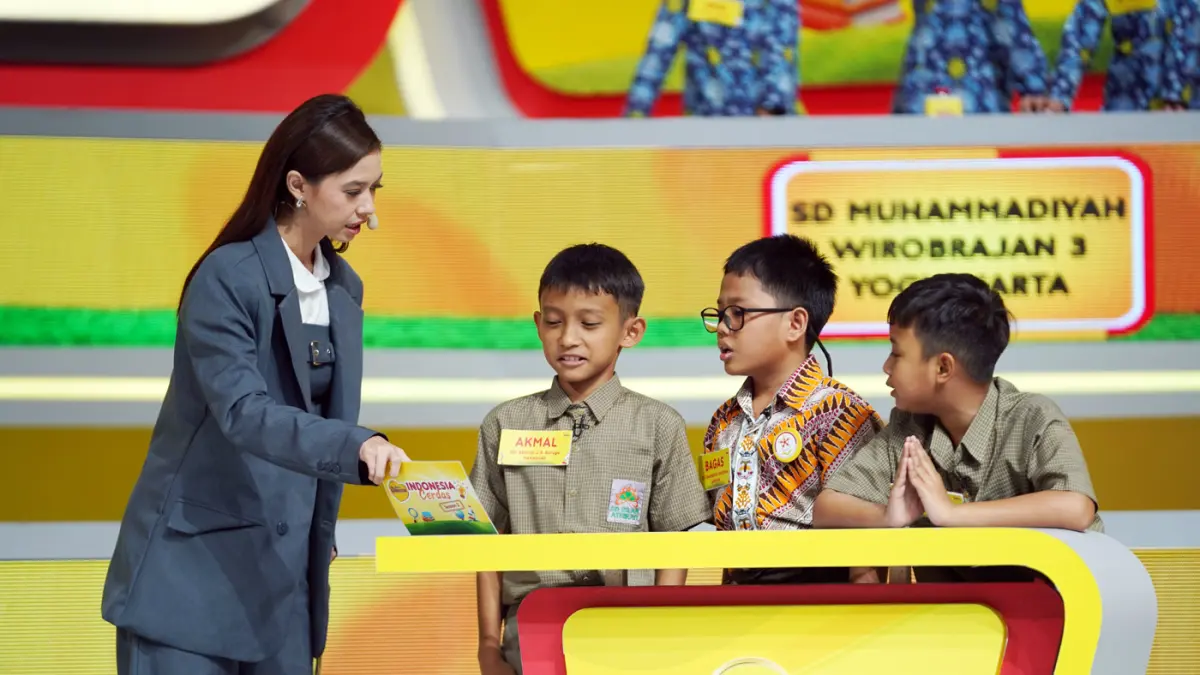 Aktris Yuki Kato saat memandu peserta dari SD Muhammadiyah Wirobrajan 3 Yogyakarta mengikuti babak final DANCOW Indonesia Cerdas Season 2 di Jakarta.