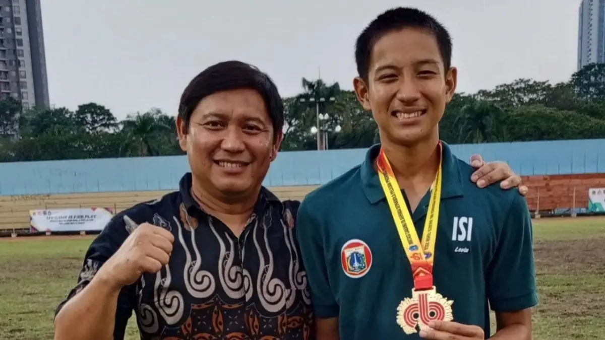 Anas mendampingi perjalanan putranya, Irsyad Shibra Ilahi, yang menjadi kapten Banteng DKI Jakarta di Soekarno Cup 2026. (Dok. Anas untuk JawaPos.com) - Image