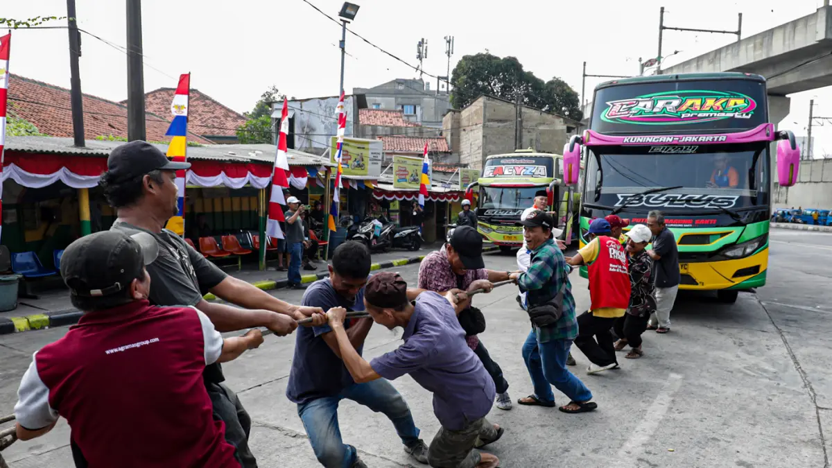 Serunya Lomba Tarik Bus AKAP Dalam Peringatan HUT ke-81 RI - Image