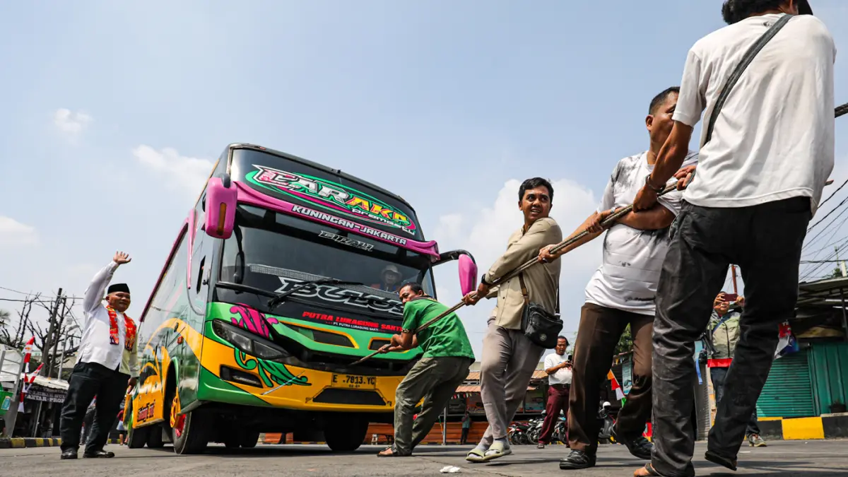 Awak bus dari berbagai Perusahaan Otobus (PO) mengikuti lomba tarik bus di Terminal Lebak Bulus, Jakarta, Senin (17/8/2026). (Salman Toyibi/Jawa Pos)