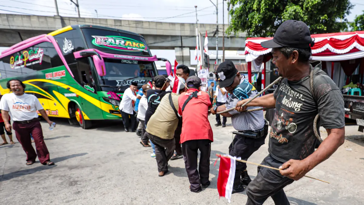 Awak bus dari berbagai Perusahaan Otobus (PO) mengikuti lomba tarik bus di Terminal Lebak Bulus, Jakarta, Senin (17/8/2026). (Salman Toyibi/Jawa Pos)