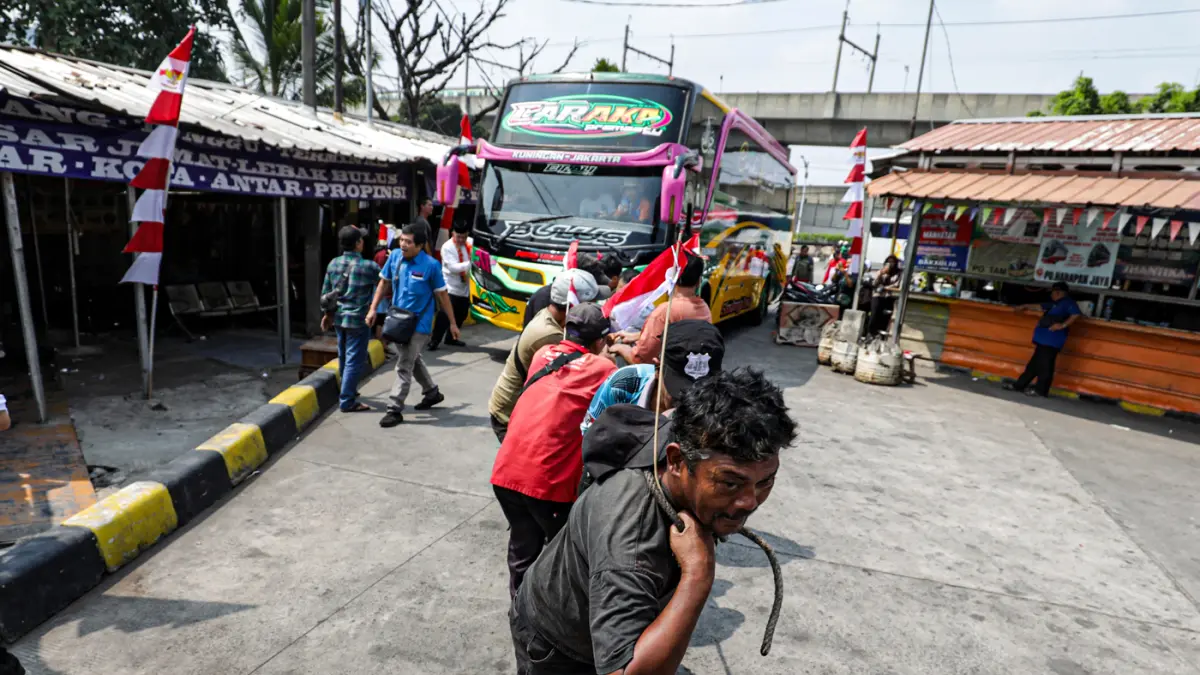 Awak bus dari berbagai Perusahaan Otobus (PO) mengikuti lomba tarik bus di Terminal Lebak Bulus, Jakarta, Senin (17/8/2026). (Salman Toyibi/Jawa Pos)