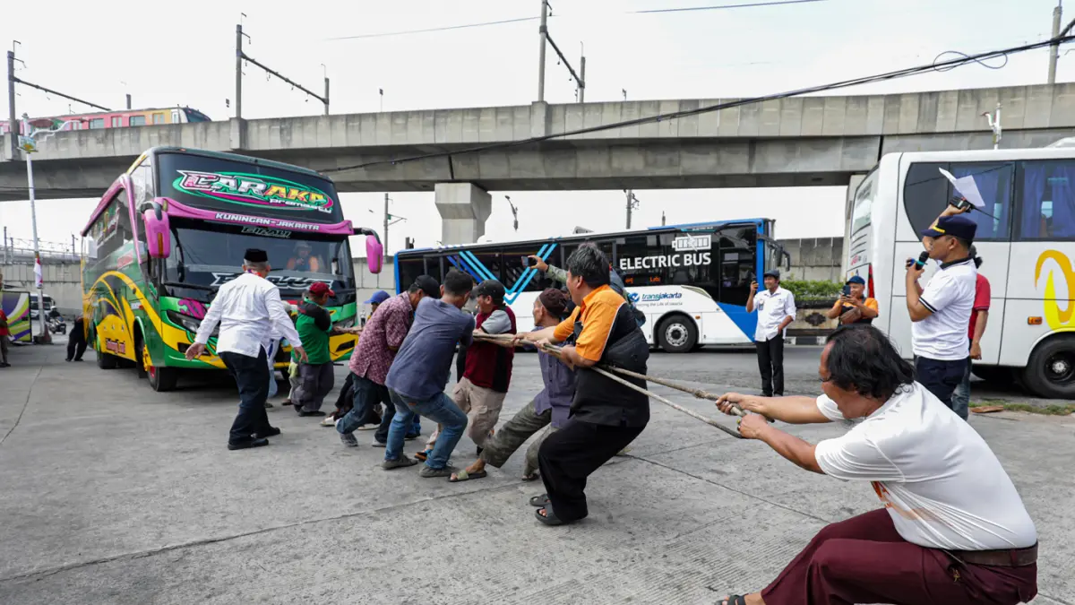 Awak bus dari berbagai Perusahaan Otobus (PO) mengikuti lomba tarik bus di Terminal Lebak Bulus, Jakarta, Senin (17/8/2026). (Salman Toyibi/Jawa Pos)