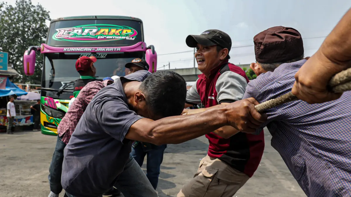 Awak bus dari berbagai Perusahaan Otobus (PO) mengikuti lomba tarik bus di Terminal Lebak Bulus, Jakarta, Senin (17/8/2026). (Salman Toyibi/Jawa Pos)
