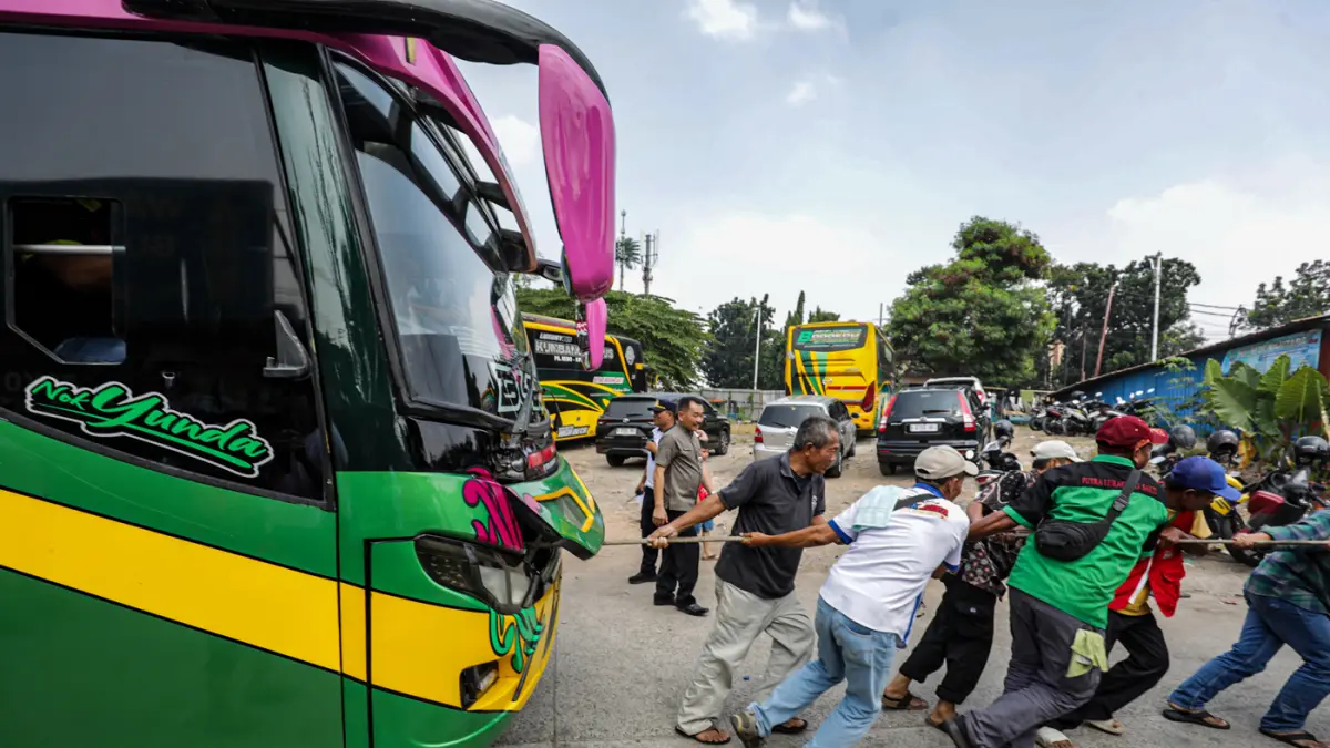 Awak bus dari berbagai Perusahaan Otobus (PO) mengikuti lomba tarik bus di Terminal Lebak Bulus, Jakarta, Senin (17/8/2026). (Salman Toyibi/Jawa Pos)