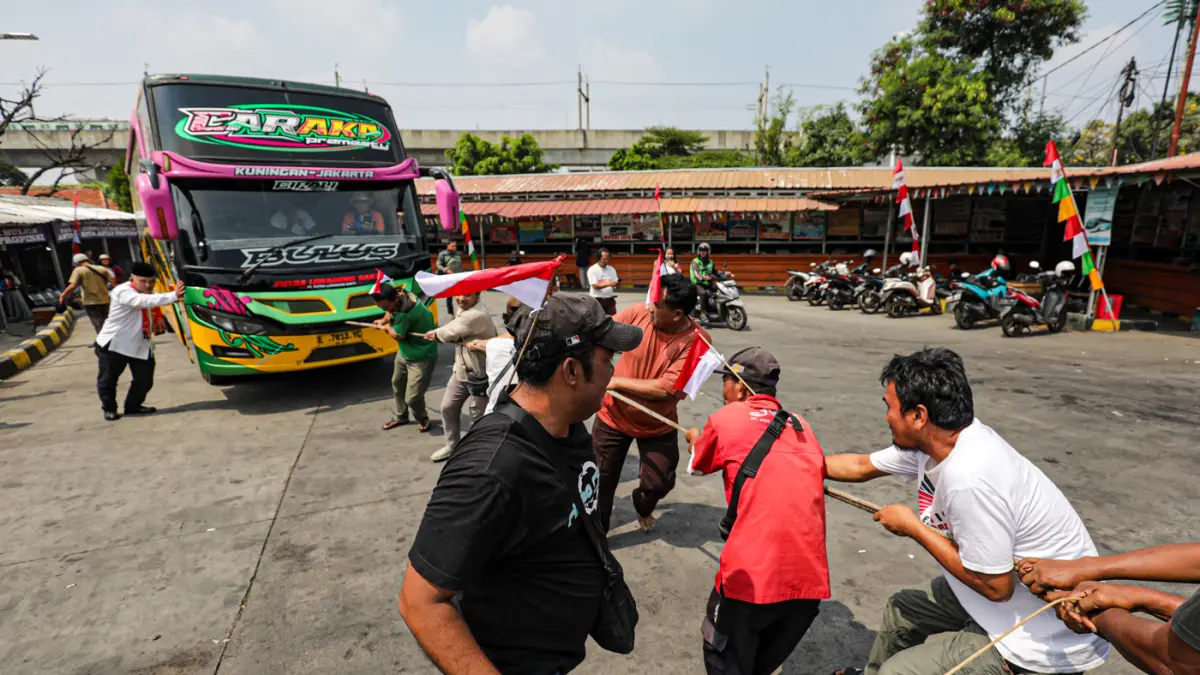 Awak bus dari berbagai Perusahaan Otobus (PO) mengikuti lomba tarik bus di Terminal Lebak Bulus, Jakarta, Senin (17/8/2026). (Salman Toyibi/Jawa Pos)