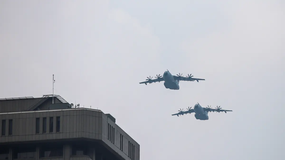 Dua buah pesawat militer kargo A400M Atlas melintas saat flypass dalam rangka HUT ke-81 RI di Monas, Jakarta, Senin (17/08/2026). (Hanung Hambara/Jawa Pos)