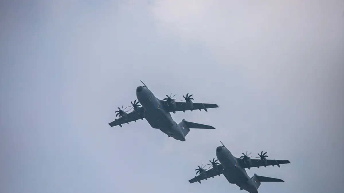 Dua buah pesawat militer kargo A400M Atlas melintas saat flypass dalam rangka HUT ke-81 RI di Monas, Jakarta, Senin (17/08/2026). (Hanung Hambara/Jawa Pos)