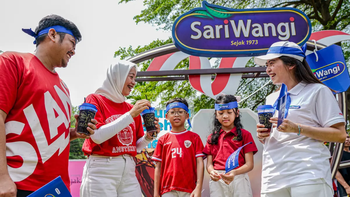Brand Manager SariWangi, Irene Limantara (kanan) bersama pengunjung menikmati suasana Pesta Rakyat SariWangi di Taman Mini Indonesia Indah (TMII) sebagai bagian dari perayaan "Waktunya Ngeteh Indonesia", Jakarta, Senin (17/08/2026). (17/08/2026). (Hanung