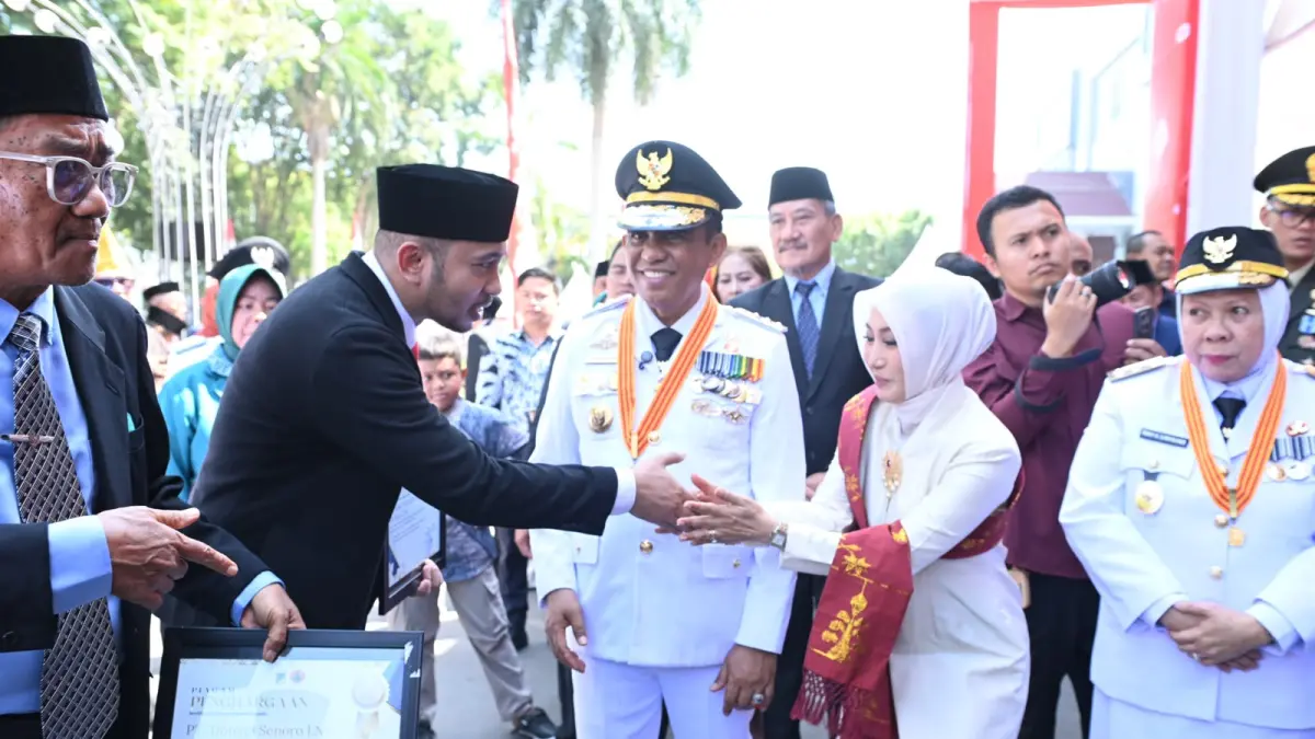 BTN Kantor Cabang Palu menerima penghargaan dari Pemerintah Provinsi Sulawesi Tengah yang diserahkan langsung oleh Gubernur Dr.H.Anwar Hafid, M.Si., didampingi Wakil Gubernur dr. Reny Arniwaty Lamadjido dan Kapolda Sulteng Irjen Pol.Nasri dalam Upacara HU