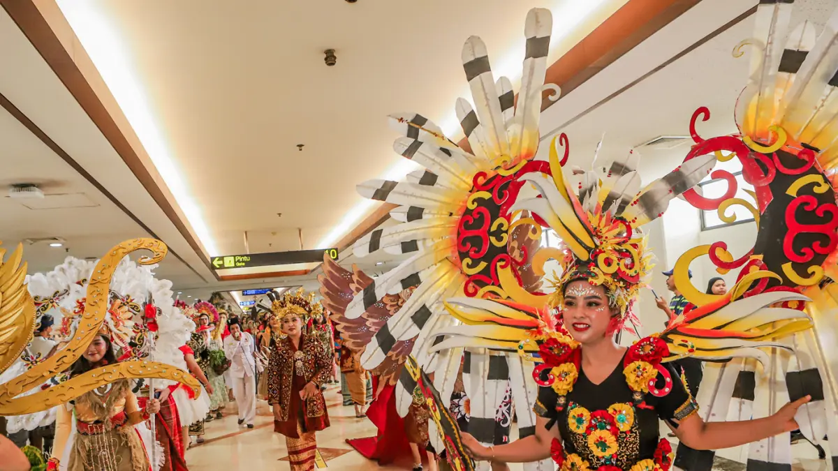 Kemeriahan carnaval dalam di Terminal 1 Bandara Juanda, Senin (17/8/2026). (Riana Setiawan/Jawa Pos)