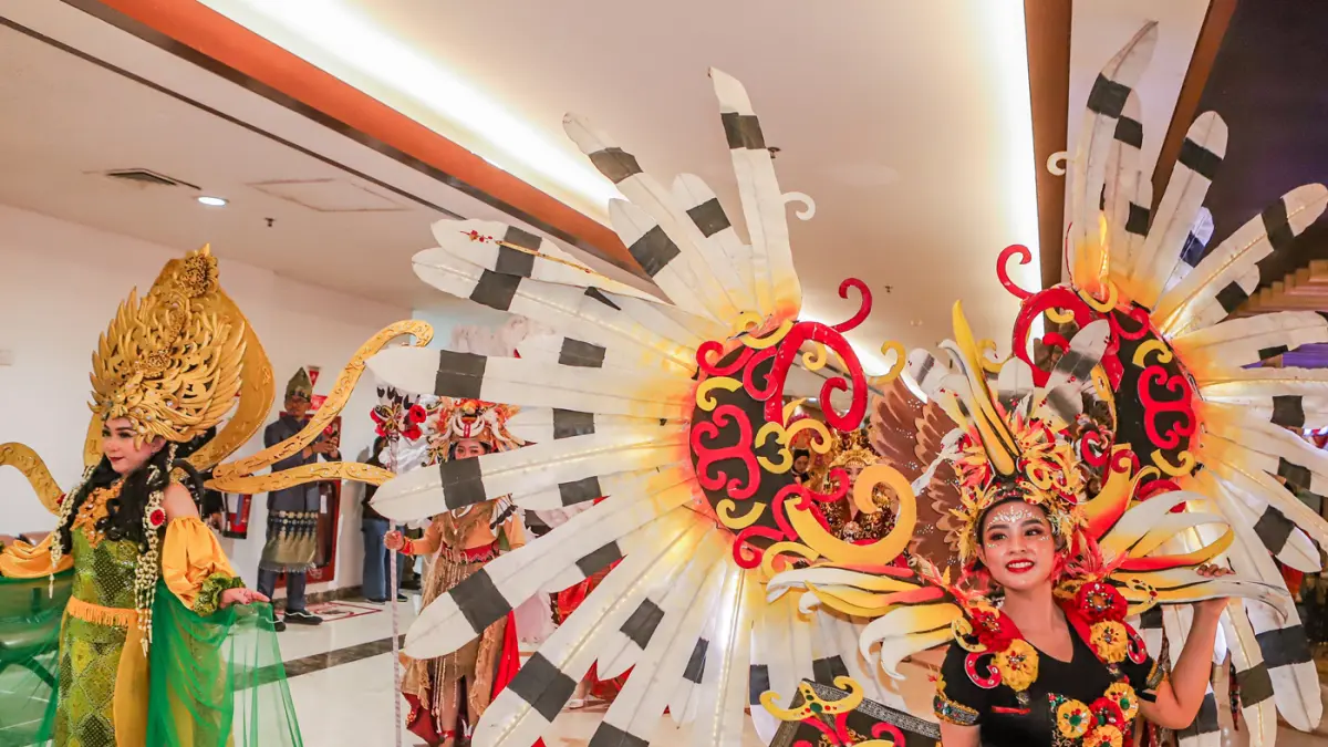 Kemeriahan carnaval dalam di Terminal 1 Bandara Juanda, Senin (17/8/2026). (Riana Setiawan/Jawa Pos)
