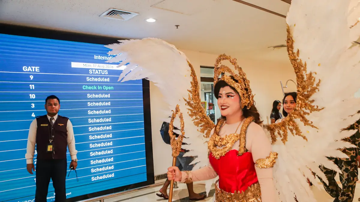Kemeriahan carnaval dalam di Terminal 1 Bandara Juanda, Senin (17/8/2026). (Riana Setiawan/Jawa Pos)