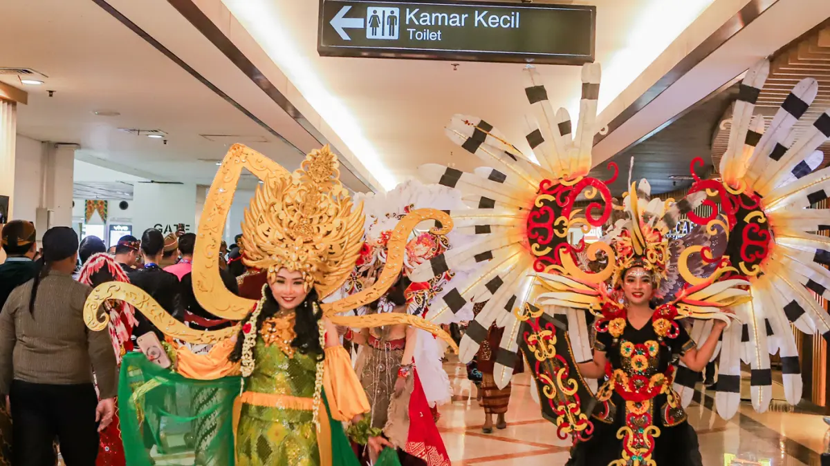 Kemeriahan carnaval dalam di Terminal 1 Bandara Juanda, Senin (17/8/2026). (Riana Setiawan/Jawa Pos)