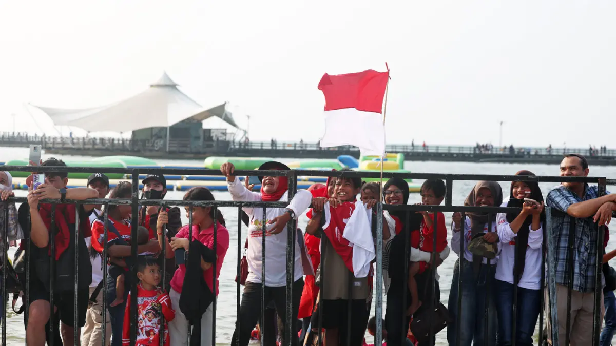 kemerihaan peserta saat mengikuti lomba panjat pinang memperingati Kemerdekaan Republik Indonesia di Beach Pool, Ancol, Jakarta, Senin (17/8/2026). (Dery Ridwansah/ JawaPos.com)