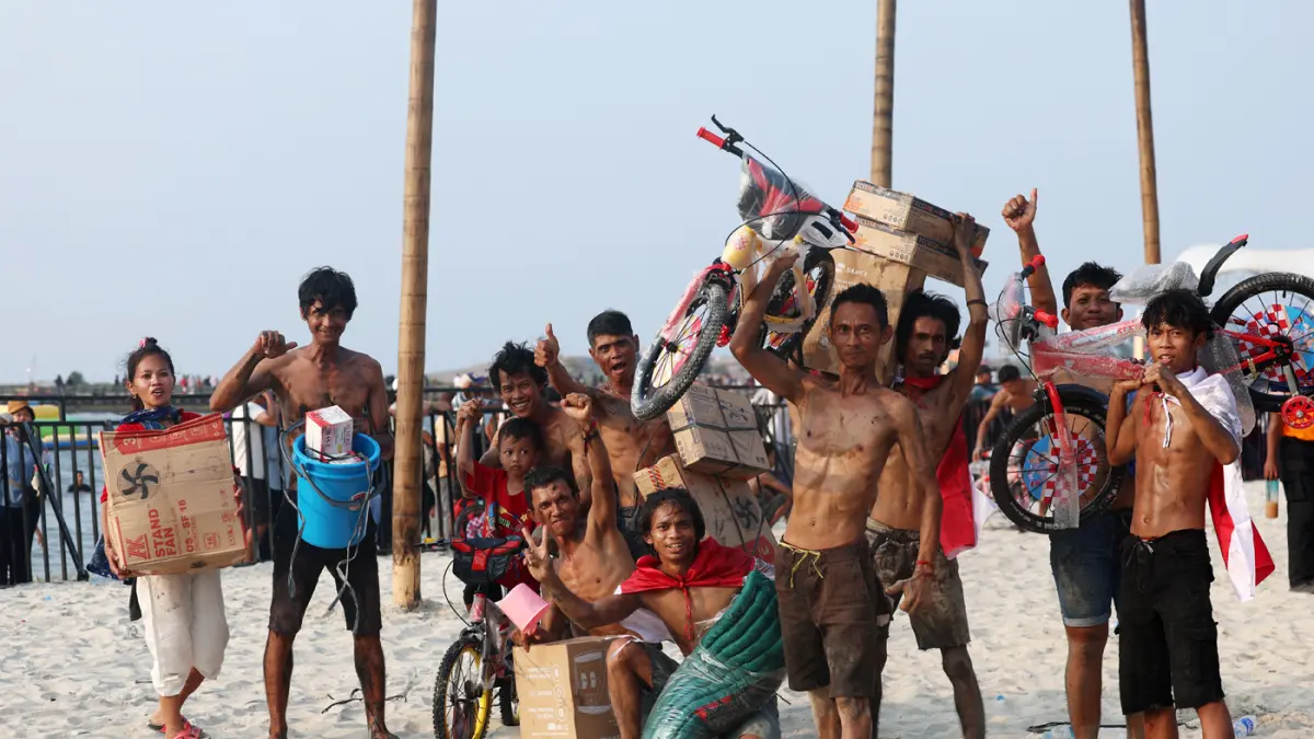 kemerihaan peserta saat mengikuti lomba panjat pinang memperingati Kemerdekaan Republik Indonesia di Beach Pool, Ancol, Jakarta, Senin (17/8/2026). (Dery Ridwansah/ JawaPos.com)
