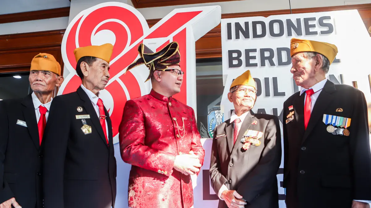Kepala Dinas Pendidikan Jatim Aries Agung Paewai (ketiga kiri) berbincang dengan para veteran yang dihadirkan dalam upacara HUT ke-81 RI, di kantor dinas kawasan Genteng Kali, kemarin (17/8). (Riana Setiawan/Jawa Pos)