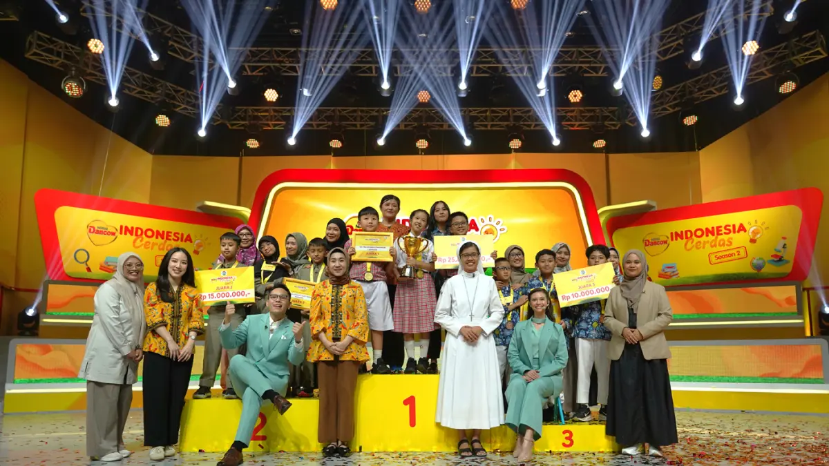 Ketiga tim juara kompetisi DANCOW Indonesia Cerdas Season 2 bersama perwakilan Nestlé DANCOW, host acara, serta orang tua dan para guru pendamping yang telah mendukung perjuangan mereka sejak tahap seleksi hingga babak final.