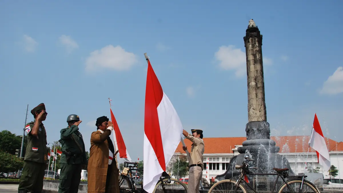 Kosti Jateng dan Semarang Onthel Community mengenakan kostum pahlawan,Kota Semarang,Jawa Tengah,Senin(17/8/2026)