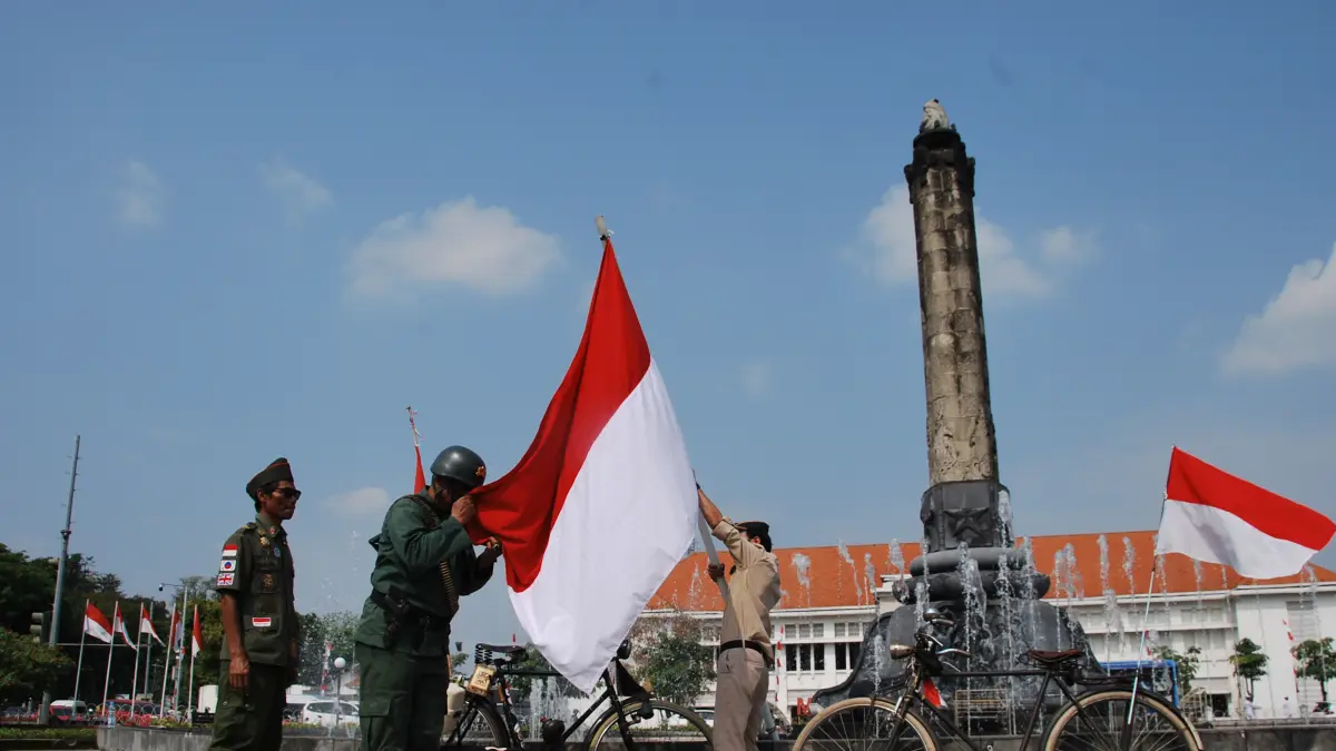 Mencium bendera Merah Putih, peringatan HUT ke-81 Kemerdekaan RI,Kota Semarang,Jawa Tengah,Senin(17/8/2026)