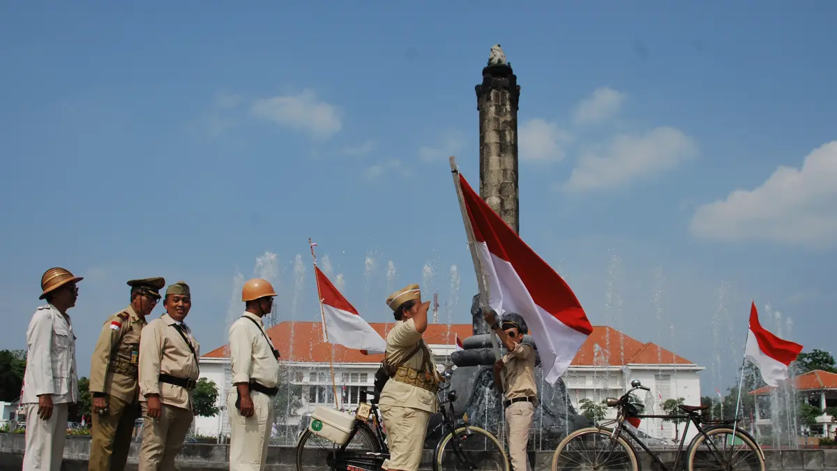 Mengenakan kostum pejuang pada HUT ke-81 Kemerdekaan RI di Tugu Muda Kota Semarang,Jawa Tengah,Senin(17/8/2026)