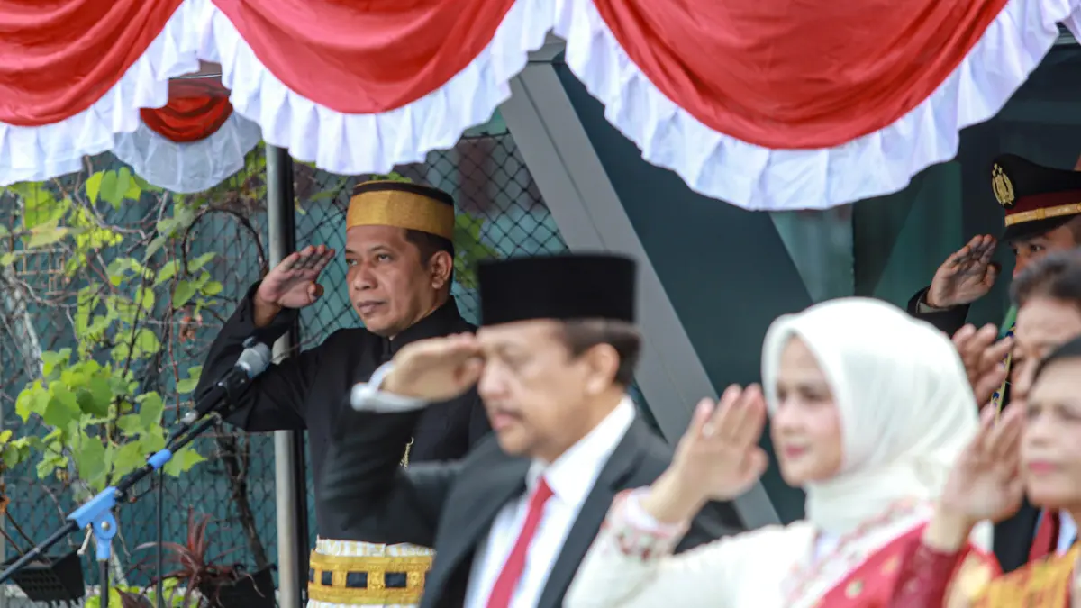 Menteri Koperasi (Menkop) Ferry Juliantono (kiri) hormat bendera saat upacara HUT ke-81 RI di Kantor Kementerian Koperasi (Kemenkop), Jakarta, Senin (17/08/2026). (Hanung Hambara/Jawa Pos)
