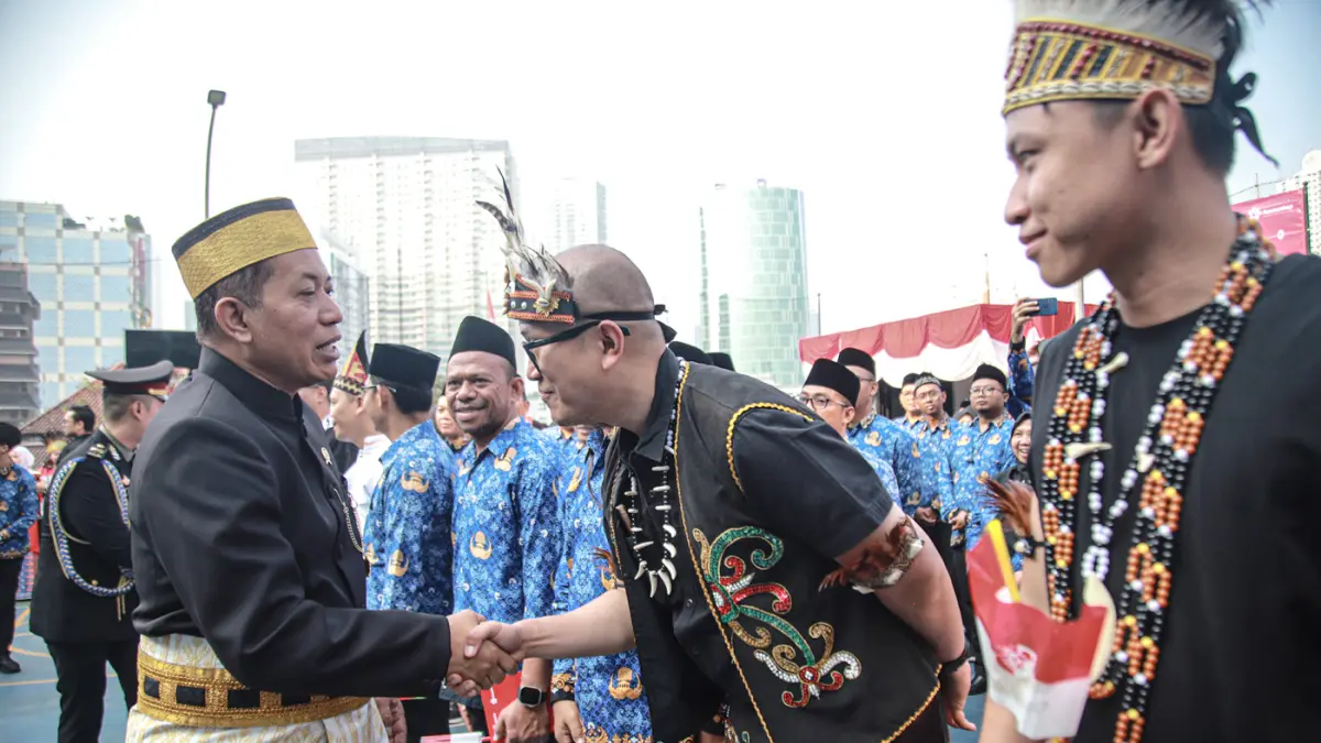 Menteri Koperasi (Menkop) Ferry Juliantono (kiri) menyerahkan penghargaan kepada pegawai Kemenkop saat upacara HUT ke-81 RI di Kantor Kementerian Koperasi (Kemenkop), Jakarta, Senin (17/08/2026). (Hanung Hambara/Jawa Pos)