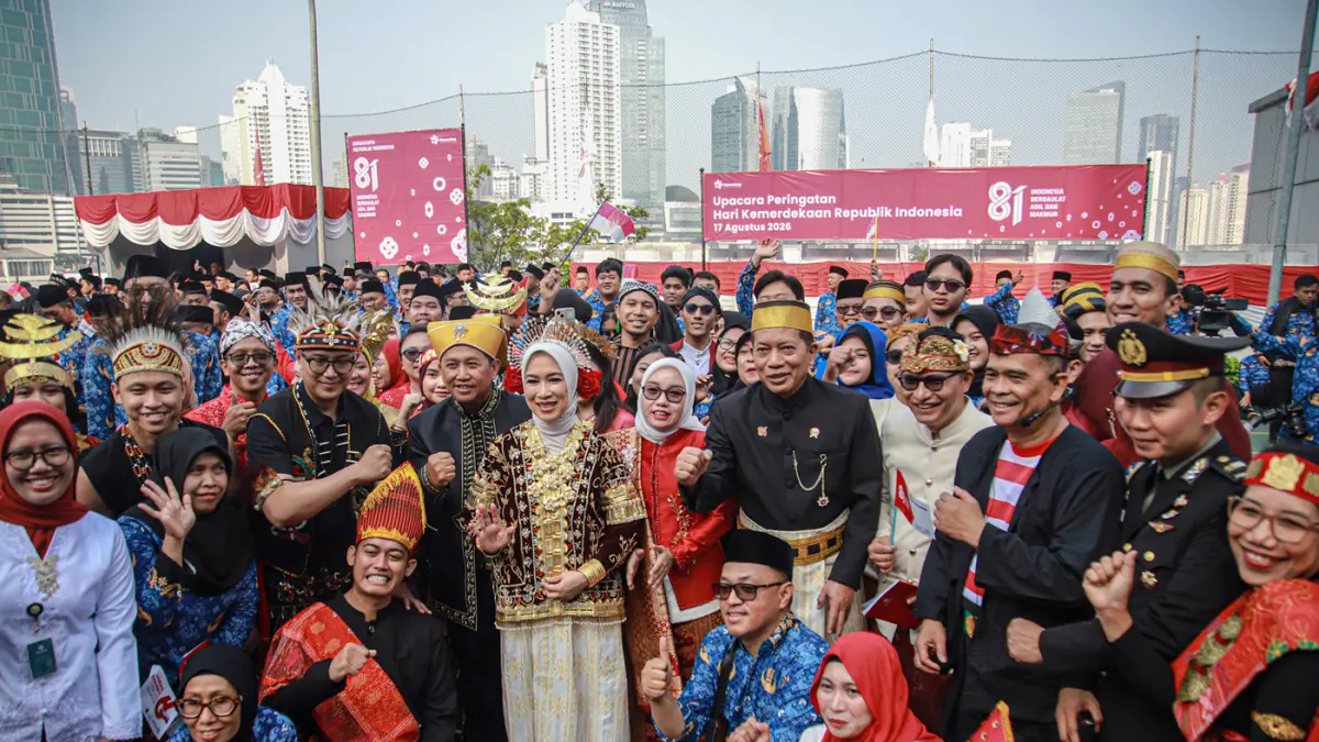 Menteri Koperasi (Menkop) Ferry Juliantono (tengah) berfoto dengan pegawai Kemenkop saat upacara HUT ke-81 RI di Kantor Kementerian Koperasi (Kemenkop), Jakarta, Senin (17/08/2026). (Hanung Hambara/Jawa Pos)
