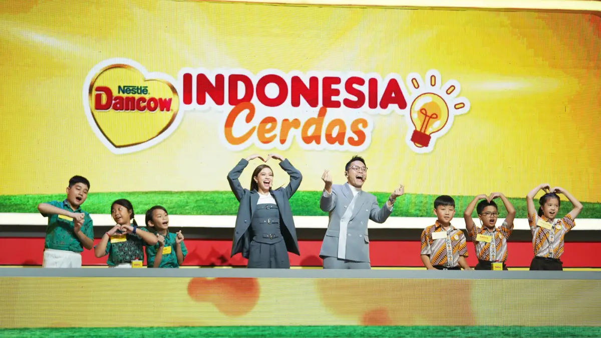 para finalis DANCOW Indonesia Cerdas Season 2 menunjukkan kemampuan terbaik dalam menjawab soal dan tantangan di bidang numerasi, didampingi host acara Ben Kasyafani, Yuki Kato, dan Chika Jessica.