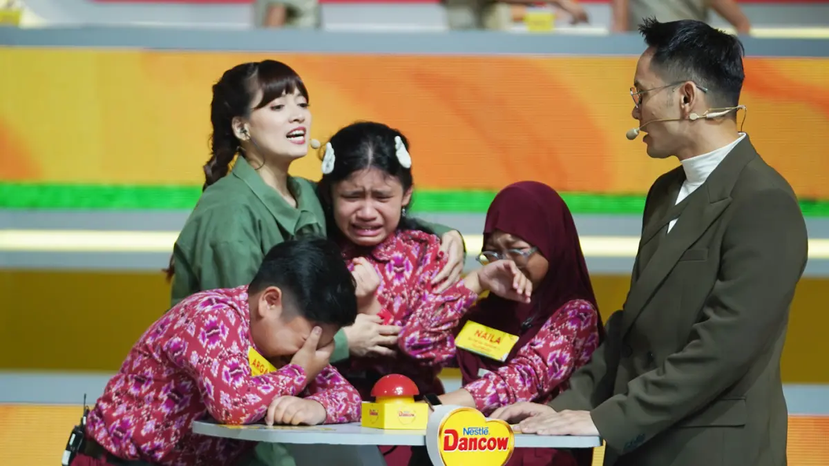 para finalis DANCOW Indonesia Cerdas Season 2 menunjukkan kemampuan terbaik dalam menjawab soal dan tantangan di bidang numerasi, didampingi host acara Ben Kasyafani, Yuki Kato, dan Chika Jessica.