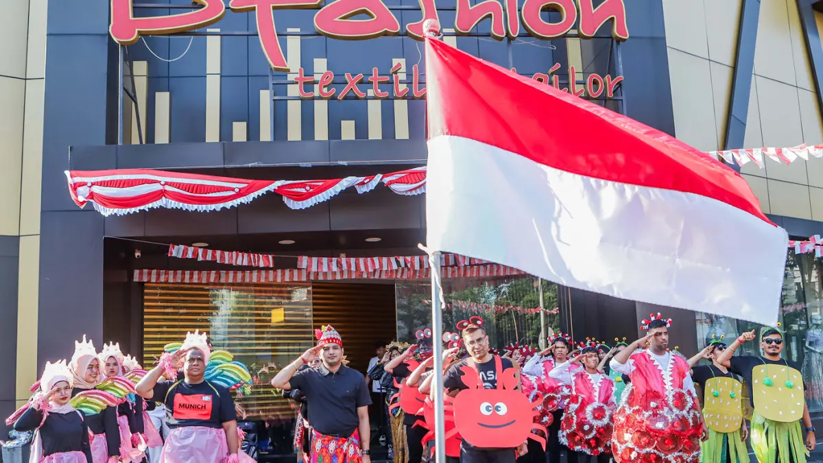 Para karyawan D, Fashion menggunakan kostum meriah di Jalan Basuki Rahmat, , kemarin (17/8). (Riana Setiawan/Jawa Pos)