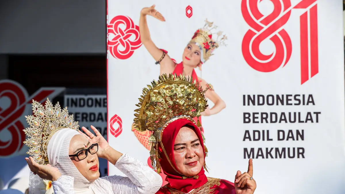 Para pegawai Dinas Pendidikan menggubakan kostum beragam kebudayaan dalam upacara HUT ke-81 RI, di kantor dinas kawasan Genteng Kali, kemarin (17/8). (Riana Setiawan/Jawa Pos)
