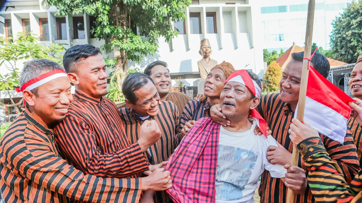 Para pegawai Dinas Pendidikan menggunakan kostum beragam kebudayaan dalam upacara HUT ke-81 RI, di kantor dinas kawasan Genteng Kali, kemarin (17/8). (Riana Setiawan/Jawa Pos)