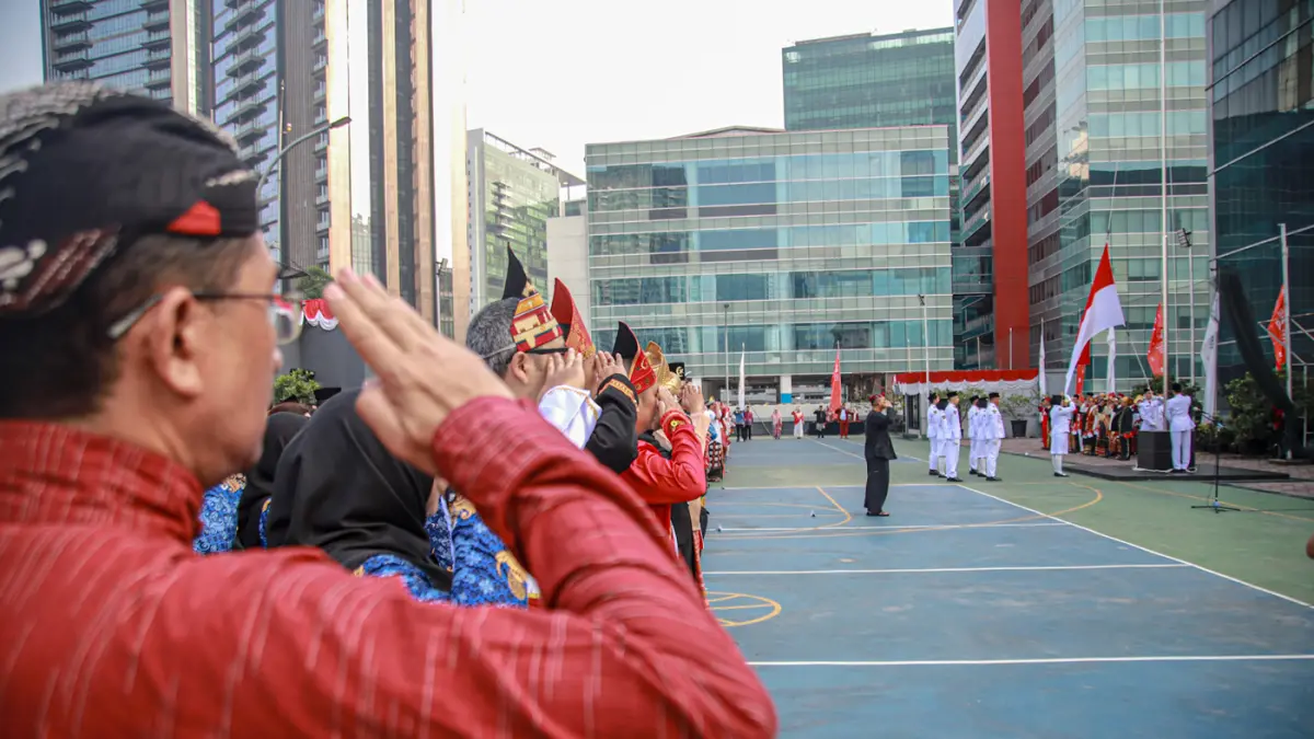 Para peserta mengikuti upacara HUT ke-81 RI di Kantor Kementerian Koperasi (Kemenkop), Jakarta, Senin (17/08/2026). (Hanung Hambara/Jawa Pos)