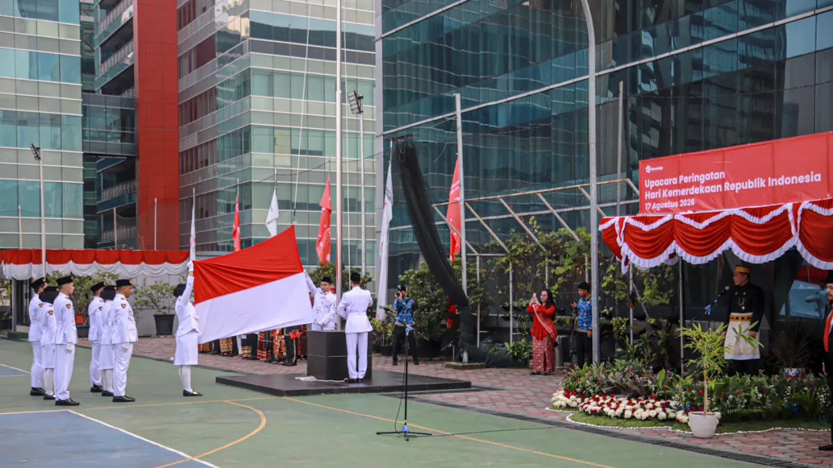 Penghormatan kepada bendera merah putih saat upacara HUT ke-81 RI di Kantor Kementerian Koperasi (Kemenkop), Jakarta, Senin (17/08/2026). (Hanung Hambara/Jawa Pos)