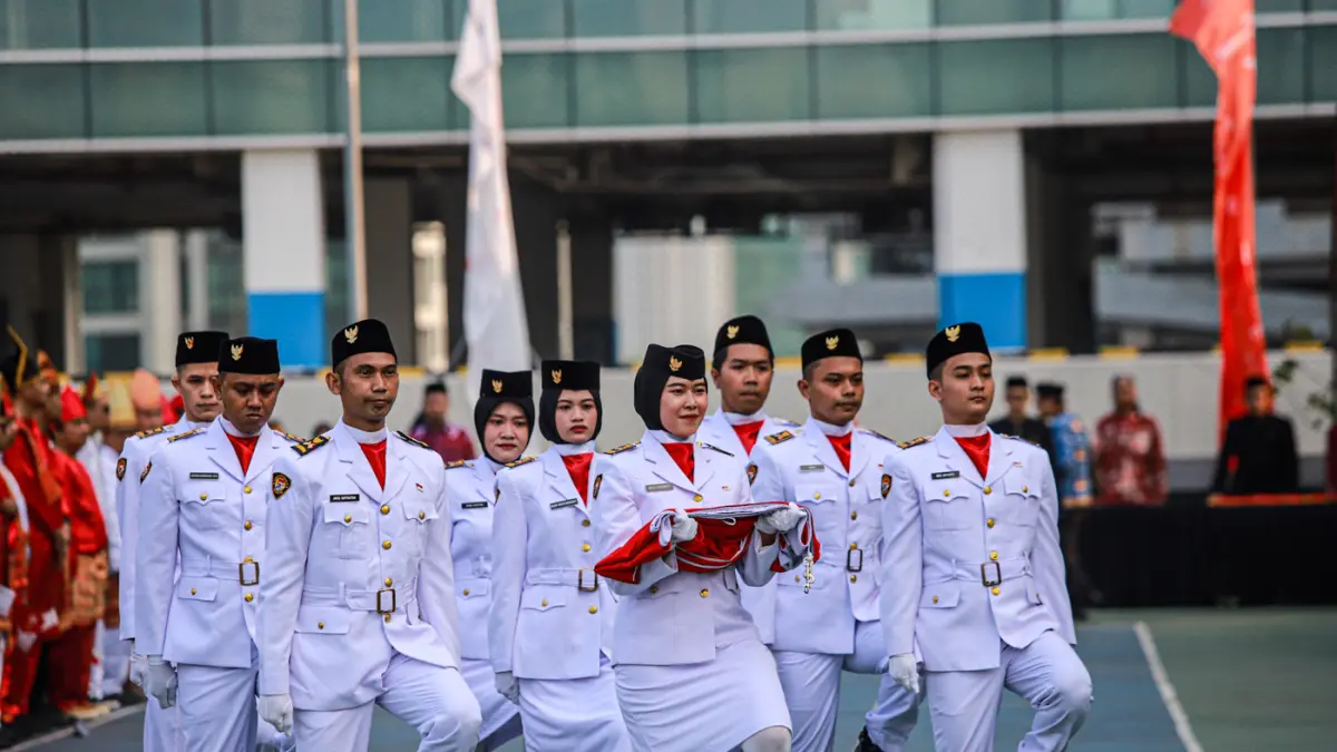 Pengibaran bendera merah putih saat upacara HUT ke-81 RI di Kantor Kementerian Koperasi (Kemenkop), Jakarta, Senin (17/08/2026). (Hanung Hambara/Jawa Pos)