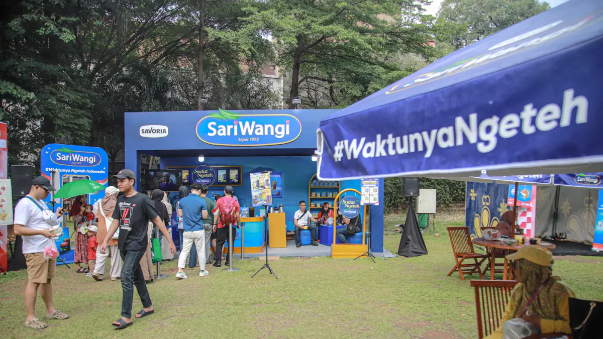 Pengunjung menikmati suasana Pesta Rakyat SariWangi di Taman Mini Indonesia Indah (TMII) sebagai bagian dari perayaan "Waktunya Ngeteh Indonesia", Jakarta, Senin (17/08/2026). (Hanung Hambara/Jawa Pos)