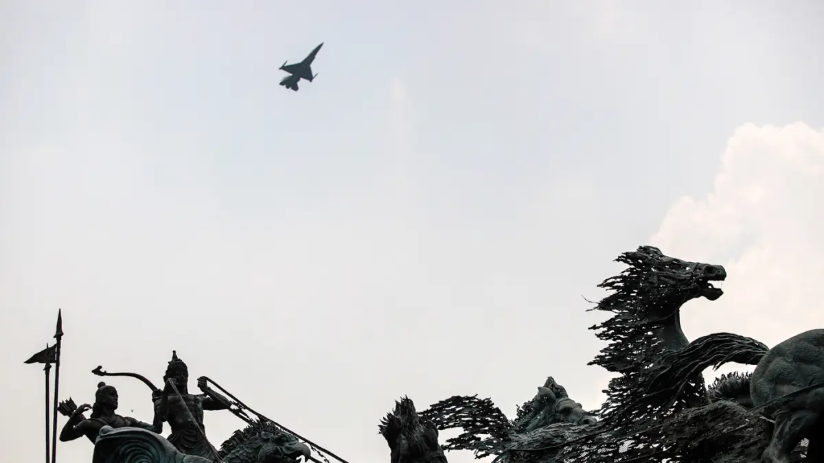 Pesawat tempur TNI AU F-16 melintas saat flypass dalam rangka HUT ke-81 RI di Monas, Jakarta, Senin (17/08/2026). (Hanung Hambara/Jawa Pos)
