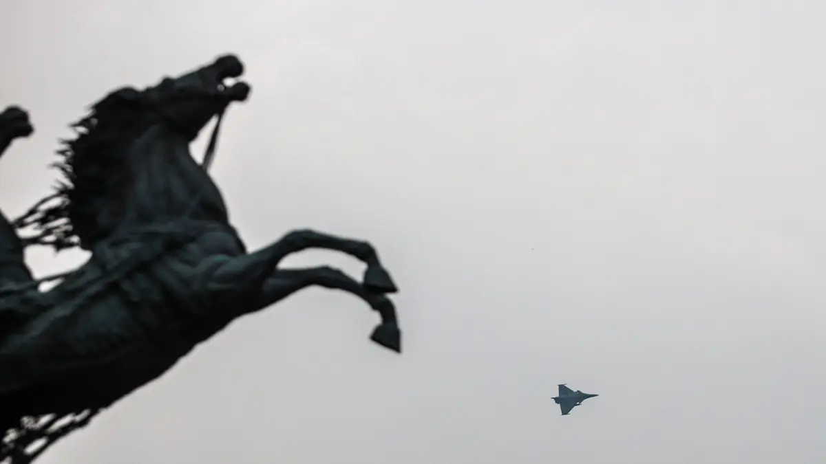 Pesawat tempur TNI AU Rafale melintas saat flypass dalam rangka HUT ke-81 RI di Monas, Jakarta, Senin (17/08/2026). (Hanung Hambara/Jawa Pos)