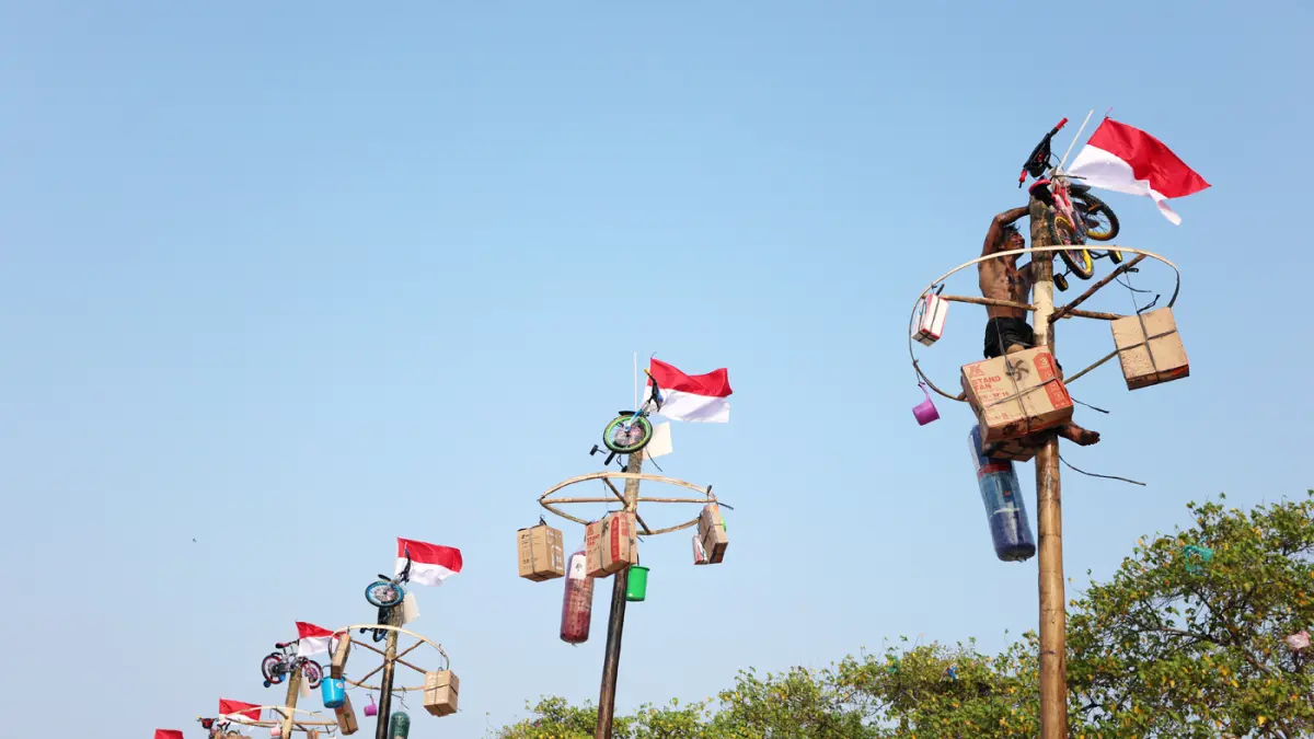 Peserta berusaha memanjat batang pinang saat mengikuti lomba memperingati Kemerdekaan Republik Indonesia di Beach Pool, Ancol, Jakarta, Senin (17/8/2026). (Dery Ridwansah/ JawaPos.com)