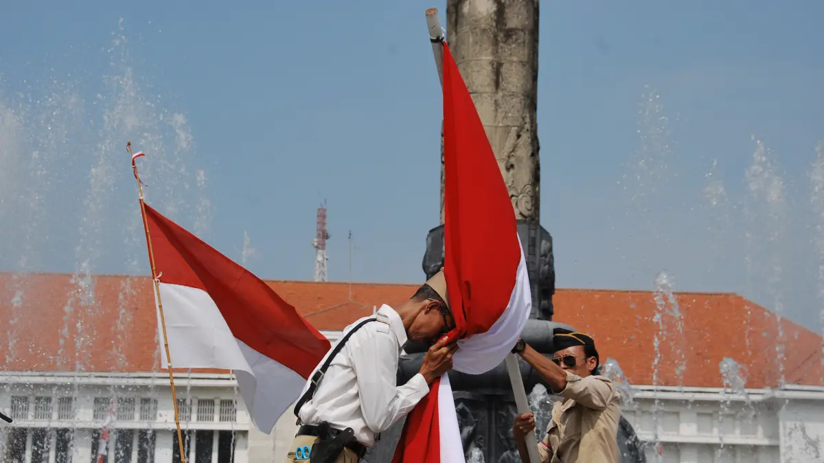 Mencium Bendera Merah Putih di Tugu Muda Semarang - Image