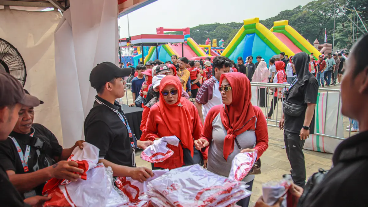 Sejumlah masyarakat bermain dan mengantri makanan dalam Pesta Rakyat dalam memeriahkan HUT ke-81 RI di Lapangan Monas, Jakarta, Senin (17/08/2026). Sekitar 1.200 tenant UMKM disiapkan untuk membagikan makanan, minuman, makanan ringan, hingga souvenir grat