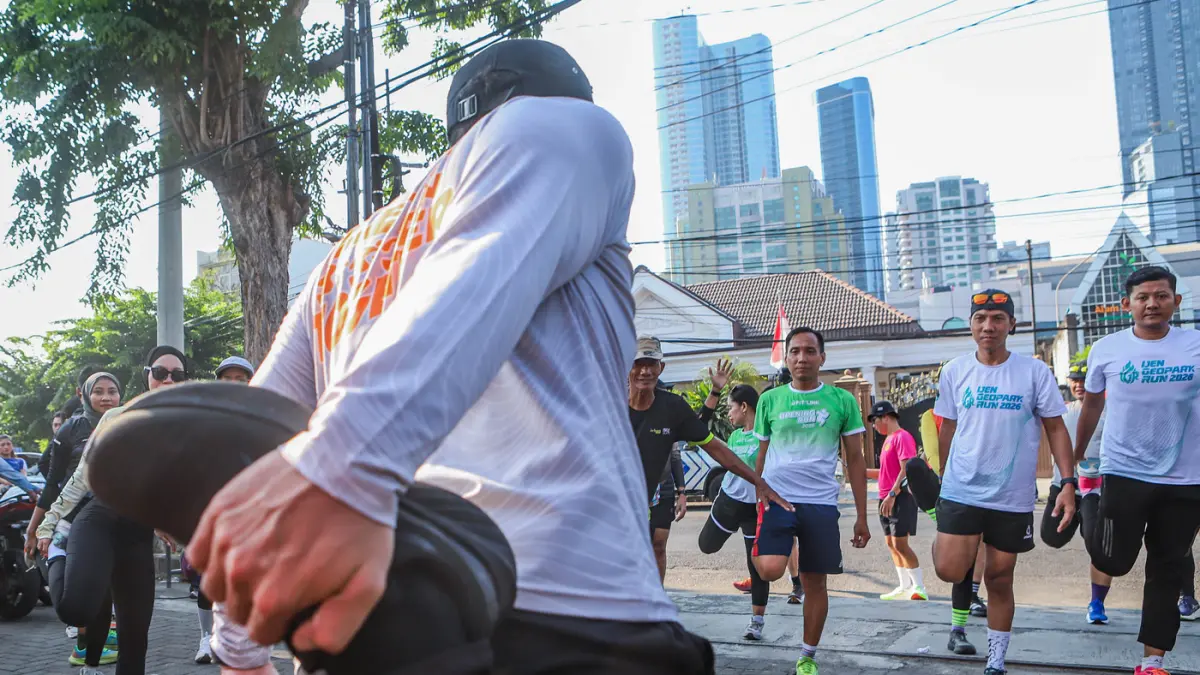 Sejumlah anggota komunitas lari di Surabaya mengikuti Suroboyo Mlayu Bengi di kawasan Tegalsari, Minggu (16/8). (Riana Setiawan/Jawa Pos)