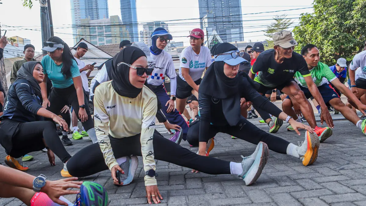Sejumlah anggota komunitas lari di Surabaya mengikuti Suroboyo Mlayu Bengi di kawasan Tegalsari, Minggu (16/8). (Riana Setiawan/Jawa Pos)