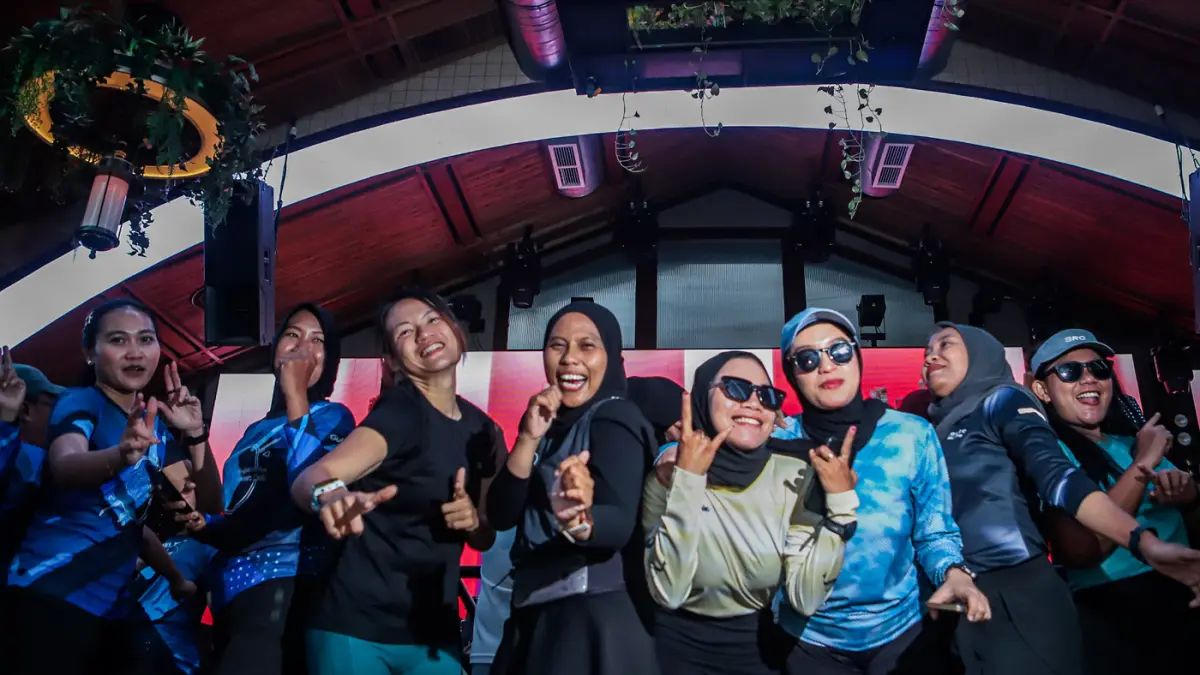 Sejumlah anggota komunitas lari di Surabaya menikmati alunan musik usai mengikuti fun run di salah satu social club dalam Suroboyo Mlayu Bengi di kawasan Tegalsari, Minggu (16/8) malam. (Riana Setiawan/Jawa Pos)